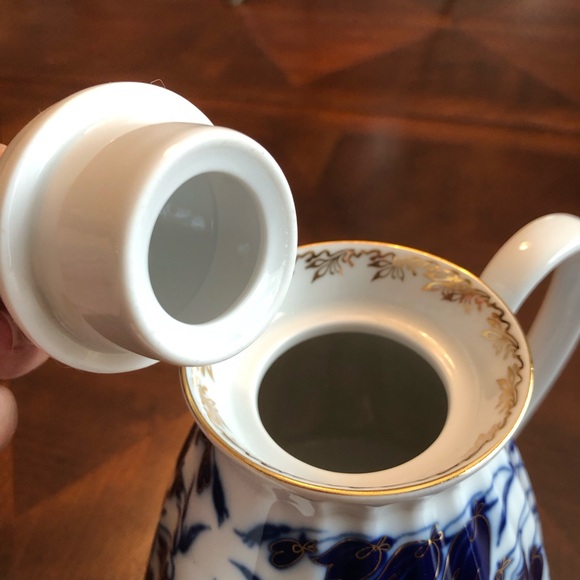 Lomonosov made in St. Petersburg Russia Porcelain with 22K Gold Trim Teapot - Picture 5 of 10